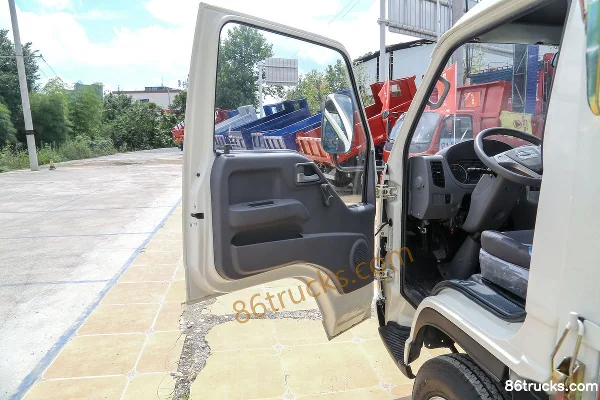 Foton Xiaoyun S1 115hp 4X2(6 wheels) 3.67m single-row stake truck Cab (1) | 86Trucks