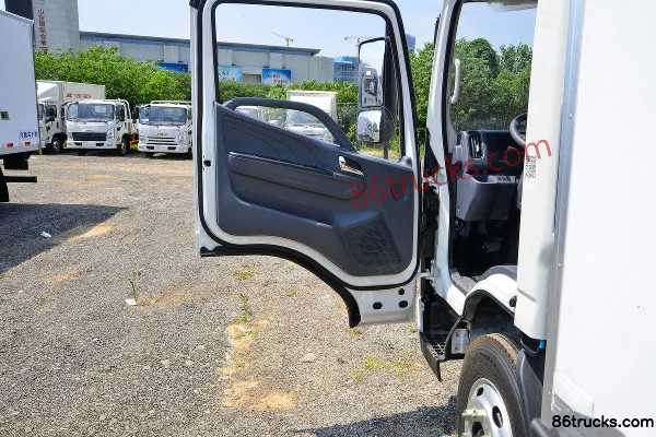 JMC Kaiyun+ Blue Whale Wide Body 152hp 4X2(6 wheels) 4.02m Refrigerated Truck (China VI) Cab (2) | 86Trucks