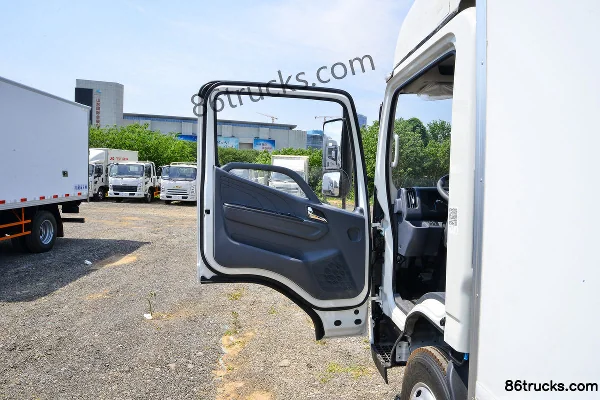 JMC Kaiyun+ Blue Whale Wide Body 152hp 4X2(6 wheels) 4.02m Refrigerated Truck (China VI) Cab (1) | 86Trucks