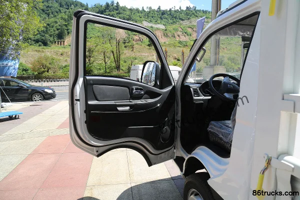 FARIZON V5M Comfort Edition 3.7m Single Row Methanol Barn-Type Small Truck 4X2(6 wheels) Interior (1) | 86Trucks