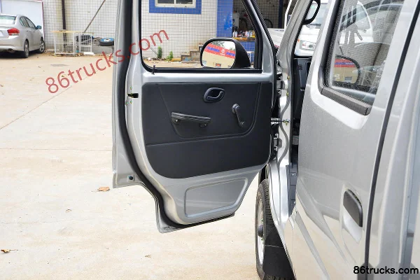 Dongfeng T3 1.8L 133hp 4X2(6 wheels) 2.7m double-row flatbed light truck Cab (2) | 86Trucks