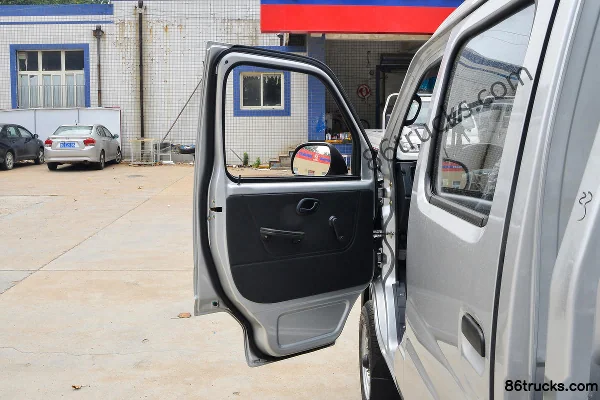 Dongfeng T3 1.8L 133hp 4X2(6 wheels) 2.7m double-row flatbed light truck Cab (1) | 86Trucks