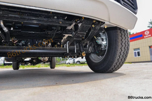 Dongfeng T3 1.8L 133hp 4X2(6 wheels) 2.7m double-row flatbed light truck Chassis (3) | 86Trucks