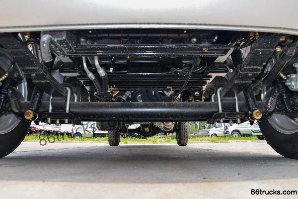 Dongfeng T3 1.8L 133hp 4X2(6 wheels) 2.7m double-row flatbed light truck Chassis (1) | 86Trucks
