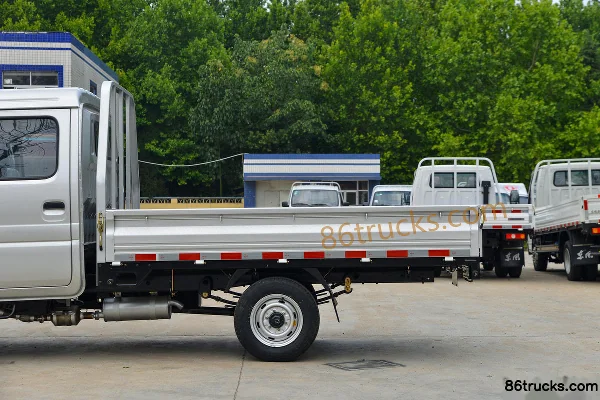 Dongfeng T3 1.8L 133hp 4X2(6 wheels) 2.7m double-row flatbed light truck Body (2) | 86Trucks