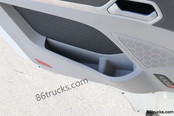 Sinotruk HOWO MAX 540hp 8X4(12 wheels) AMT Automatic Fresh Live Aquatic Products Transport Truck (Zhongxing Auto Brand) Cab (2) | 86Trucks