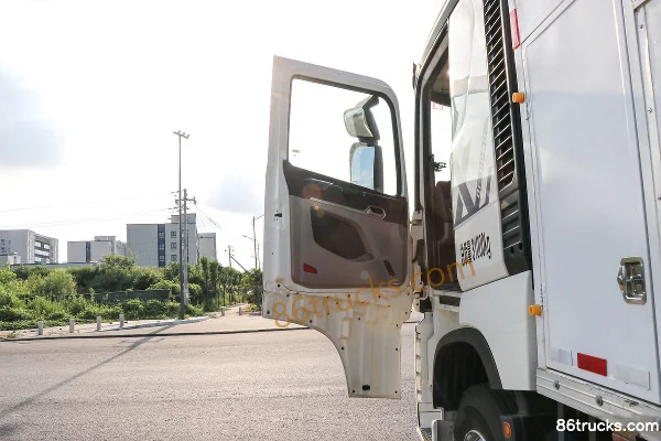 Sinotruk HOWO MAX 540hp 8X4(12 wheels) AMT Automatic Fresh Live Aquatic Products Transport Truck (Zhongxing Auto Brand) Cab (1) | 86Trucks