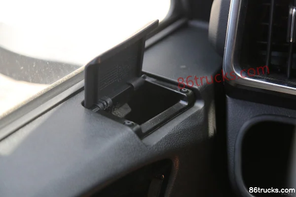 Lanqing Yue EH 4.18m Single Row Plug-in Hybrid Van Light Truck CATL 15.45kWh 4X2(6 wheels) Interior (3) | 86Trucks