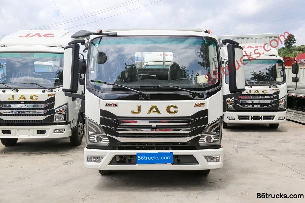 JAC Aoyun 2.5L Diesel 137hp 4X2(6 wheels) WLY 5-speed Air Brake 4.18m Single Row Flatbed Light Truck Exterior (2) | 86Trucks