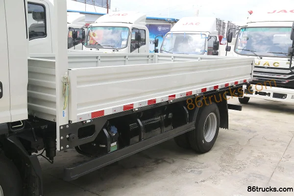 JAC Aoyun 2.5L Diesel 137hp 4X2(6 wheels) WLY 5-speed Air Brake 4.18m Single Row Flatbed Light Truck Body (1) | 86Trucks