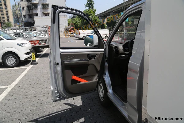 Ruichi EC71L Pioneer Type I 4X2(6 wheels) 3.24m Single Row Pure Electric Refrigerated Truck 50.38kWh Cab (1) | 86Trucks