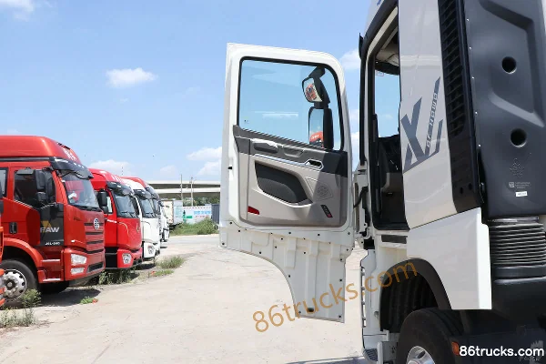 Sinotruk HOWO MAX 350 hp 4X2(6 wheels) 9.6m Cargo Van (China VI) Cab (1) | 86Trucks