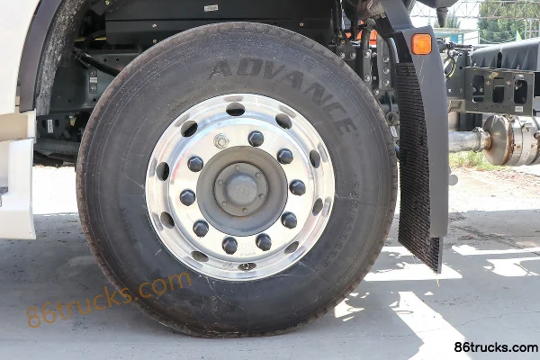 Sinotruk HOWO MAX 350 hp 4X2(6 wheels) 9.6m Cargo Van (China VI) Chassis (3) | 86Trucks