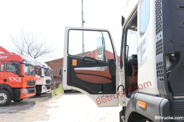 Sinotruk HOWOMATE 240 ch 4X2(6 roues) camion porteur à fourgon 9,65 m Cabine (1) | 86Trucks