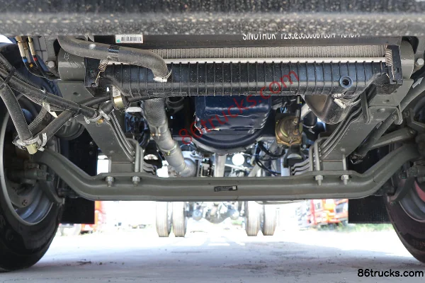 Sinotruk HOWOMATE 240 ch 4X2(6 roues) camion porteur à fourgon 9,65 m Châssis (1) | 86Trucks