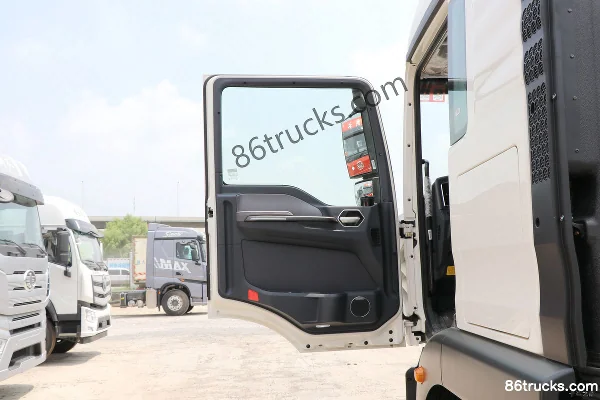 Sinotruk HOWO TX Luxury Edition 240 hp 4X2(6 wheels) 7.8m Van Cargo Truck Cab (1) | 86Trucks