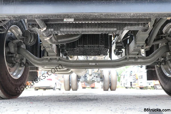 Sinotruk HOWO TX Luxury Edition 240 hp 4X2(6 wheels) 7.8m Van Cargo Truck Chassis (1) | 86Trucks