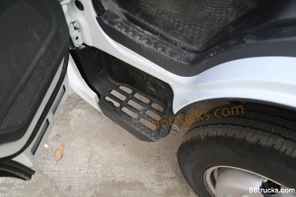 Dongfeng Captain Nebula K5 2.0L 150hp 4X2(6 wheels) Gasoline 4.02m single-row stake truck Cab (3) | 86Trucks