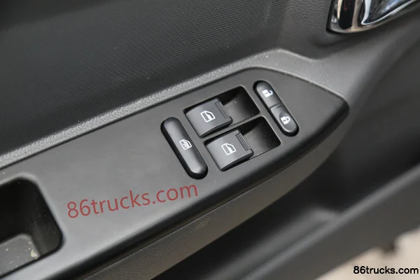 Dongfeng Captain Nebula K5 2.0L 150hp 4X2(6 wheels) Gasoline 4.02m single-row stake truck Cab (2) | 86Trucks