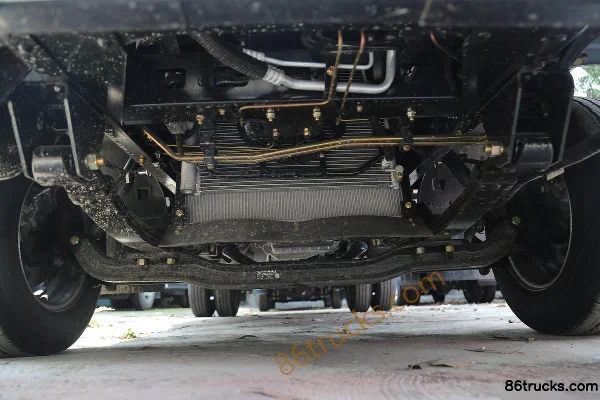Dongfeng Captain Nebula K5 2.0L 150hp 4X2(6 wheels) Gasoline 4.02m single-row stake truck Chassis (1) | 86Trucks