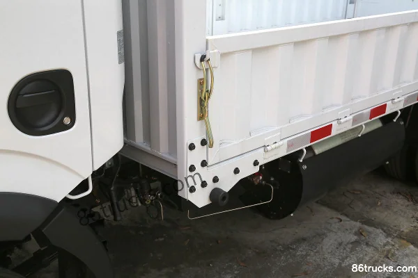 Dongfeng Captain Nebula K5 2.0L 150hp 4X2(6 wheels) Gasoline 4.02m single-row stake truck Body (3) | 86Trucks