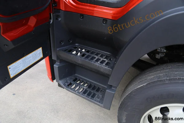 FAW Jiefang Qingdao JK6 280hp 4X2(6 wheels) 9.78m LNG Box Cargo Truck Cab (2) | 86Trucks