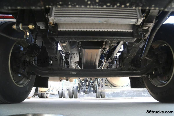 FAW Jiefang Qingdao JK6 280hp 4X2(6 wheels) 9.78m LNG Box Cargo Truck Chassis (1) | 86Trucks
