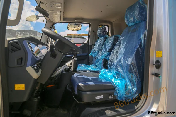 Forland Linghang G6 2.5L Diesel 176hp 4X2(6 wheels) Fast Gear 8-Speed 3.83m Semi-Row Flatbed Light Truck Cab (3) | 86Trucks