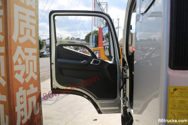 Forland Linghang G6 2.5L Diesel 176hp 4X2(6 wheels) Fast Gear 8-Speed 3.83m Semi-Row Flatbed Light Truck Cab (1) | 86Trucks