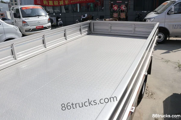 Changan Kuayue King X7 Comfort Edition 2.0L 122hp 4X2(6 wheels) CNG 3.7m single-row flatbed light truck (China VI) Body (2) | 86Trucks