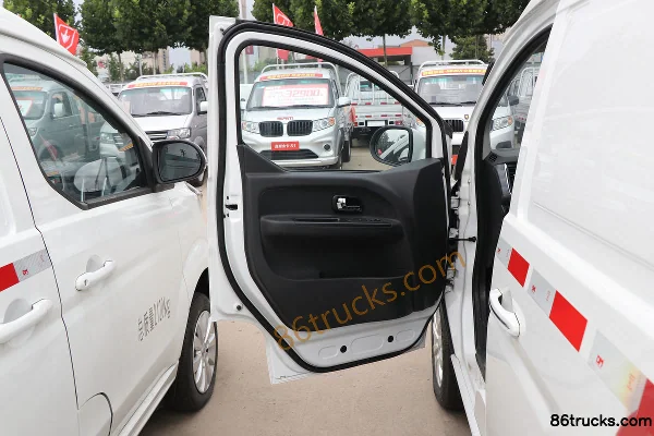 SRM Xinyuan Golden Sea Lion 2024 Model Engineering Lion 120 hp 1.6L 2-Seat Panel Van (700kg) Cab (1) | 86Trucks