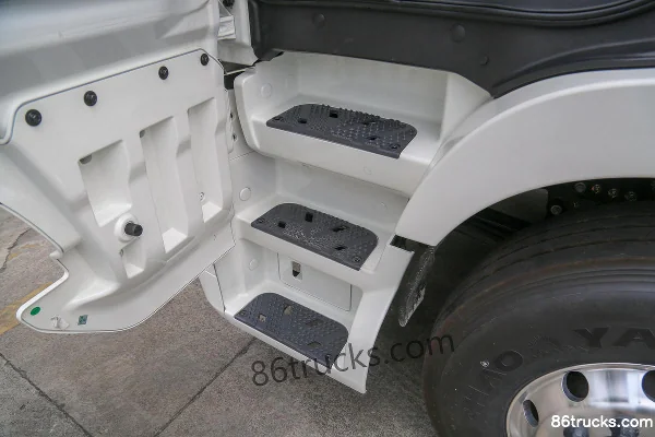 Foton AumanEST Standard Load 25T 6X4(10 wheels) Pure Electric Tractor Truck 423kWh Cab (3) | 86Trucks