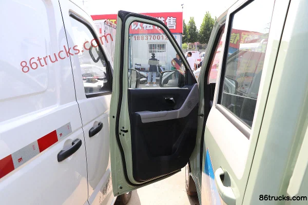 Foton Xiangling Q 3T 2.14m double row electric flatbed micro truck 41.86kWh 4X2(6 wheels) Interior (1) | 86Trucks