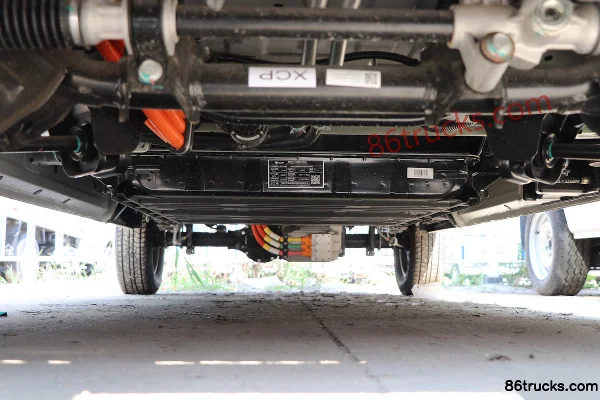 Foton Xiangling Q 3T 2.14m double row electric flatbed micro truck 41.86kWh 4X2(6 wheels) Chassis (2) | 86Trucks