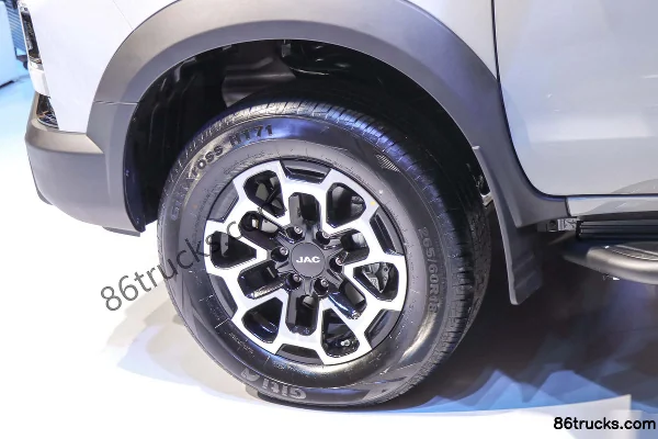 JAC Hunter 2024 Glory Edition 2.0T Diesel 170hp Automatic 4WD Standard Double Cab Pickup Chassis (2) | 86Trucks