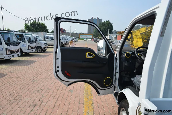 Dongfeng T5 1.6L 122hp 4X2(6 wheels) Gasoline 3.81m Single Row Flatbed Light Truck Cab (1) | 86Trucks