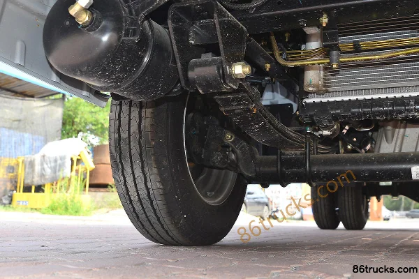 Dongfeng T5 1.6L 122hp 4X2(6 wheels) Gasoline 3.81m Single Row Flatbed Light Truck Chassis (2) | 86Trucks