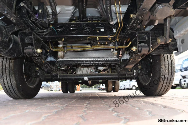 Dongfeng T5 1.6L 122hp 4X2(6 wheels) Gasoline 3.81m Single Row Flatbed Light Truck Chassis (1) | 86Trucks
