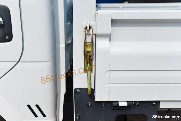 Dongfeng T5 1.6L 122hp 4X2(6 wheels) Gasoline 3.81m Single Row Flatbed Light Truck Body (3) | 86Trucks
