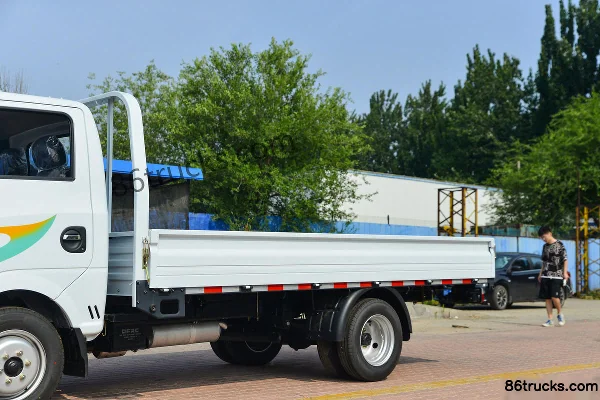Dongfeng T5 1.6L 122hp 4X2(6 wheels) Gasoline 3.81m Single Row Flatbed Light Truck Body (1) | 86Trucks