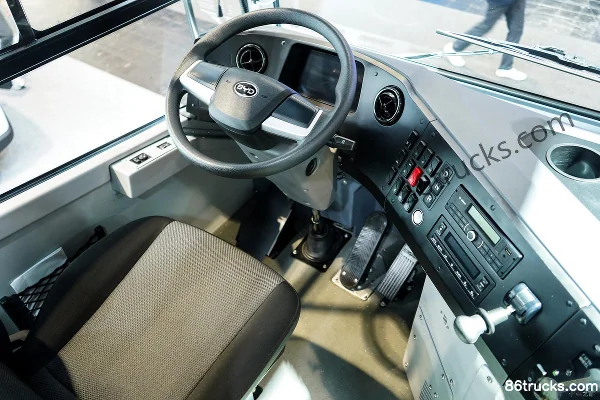 BYD EYT2.0 18T 4X2(6 wheels) Pure Electric Terminal Tractor Truck Cab (1) | 86Trucks