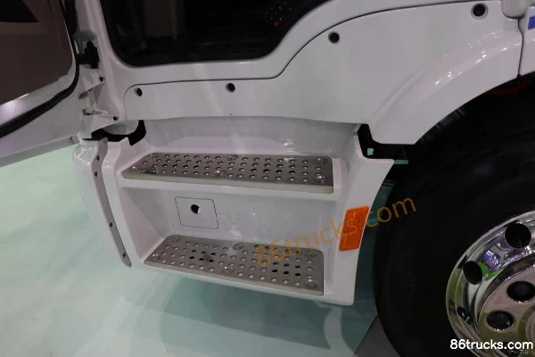 SHACMAN Delong L6000 4X2(6 wheels) Electric Cargo Truck 310kWh Interior (3) | 86Trucks