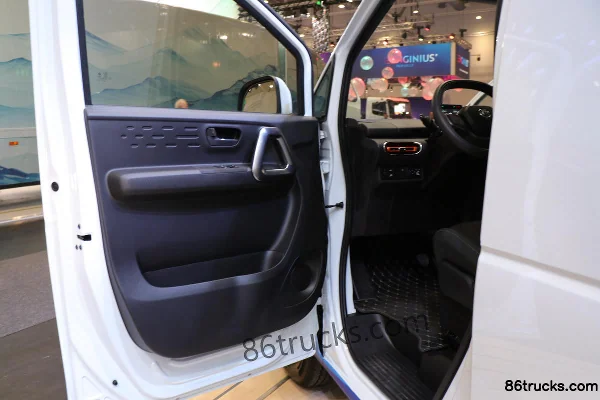 Dongfeng eStar V7 5.27m Electric Van Truck (310km range) 53.58kWh Cab (1) | 86Trucks