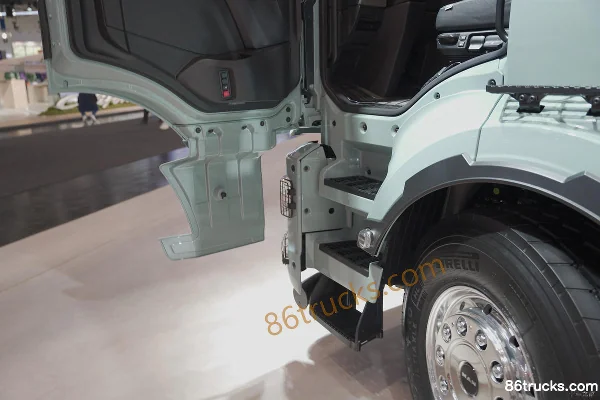 MAN eTGS Heavy Truck 6X2(8 wheels) Electric Truck with Crane (eTGS 28.449) Interior (3) | 86Trucks