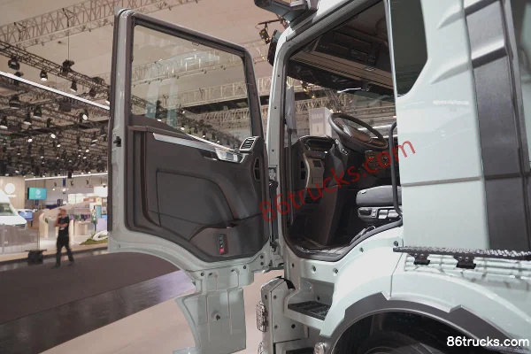 MAN eTGS Heavy Truck 6X2(8 wheels) Electric Truck with Crane (eTGS 28.449) Interior (1) | 86Trucks