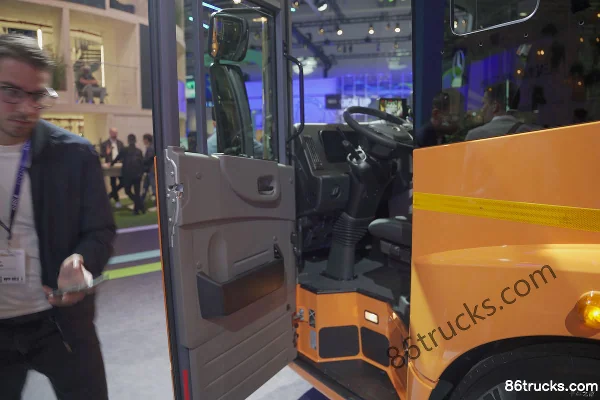 Mercedes-Benz eECONIC 6X2(8 wheels) Electric garbage truck 336kWh Cab (1) | 86Trucks