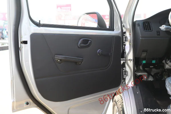 Dongfeng Xiaobawang W08 1.3L 91hp 4X2(6 wheels) with A/C 2.7m double-row flatbed light truck (China VI) Cab (2) | 86Trucks