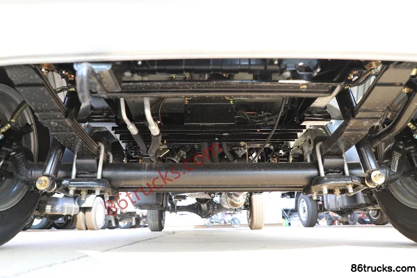 Dongfeng Xiaobawang W08 1.3L 91hp 4X2(6 wheels) with A/C 2.7m double-row flatbed light truck (China VI) Chassis (1) | 86Trucks