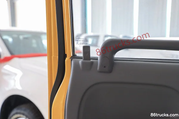 Qingling Isuzu 100P 130hp 4X2(6 wheels) 2.065m double-row flatbed light truck Cab (2) | 86Trucks
