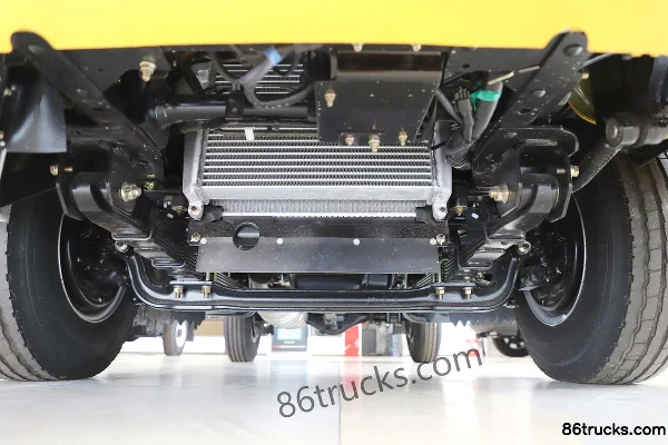 Qingling Isuzu 100P 130hp 4X2(6 wheels) 2.065m double-row flatbed light truck Chassis (1) | 86Trucks